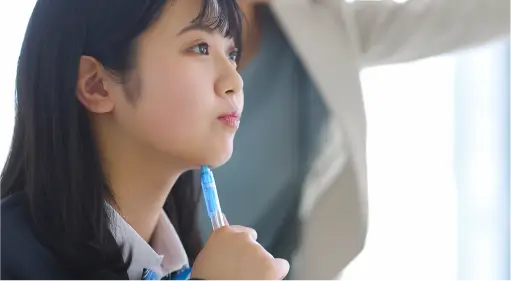 勉強している生徒