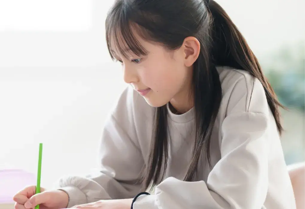 勉強している生徒